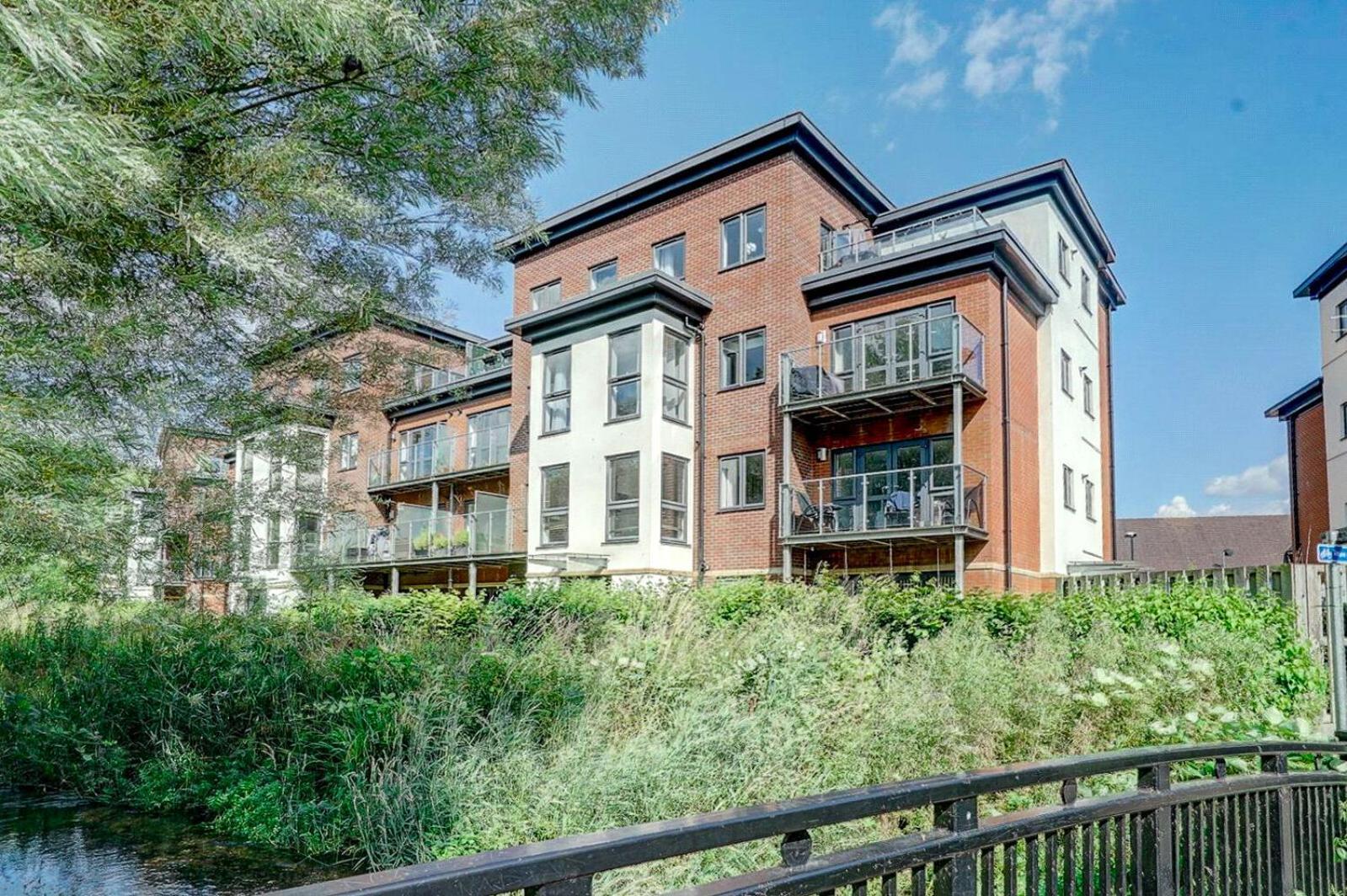 Modern Apartment With Large Balcony High Wycombe Exterior photo